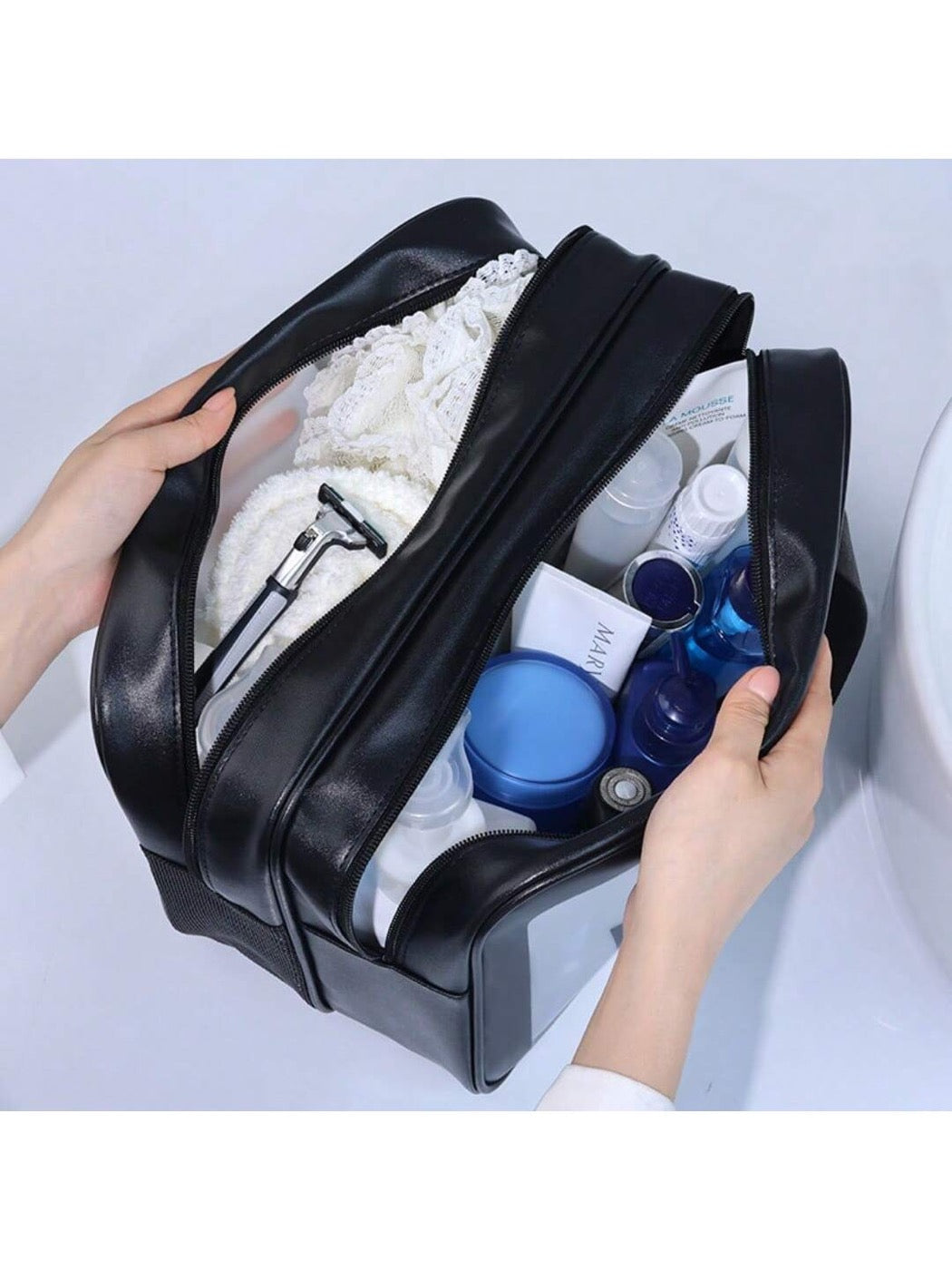 Geöffnete schwarze CarryNest Washbag mit Pflegeprodukten