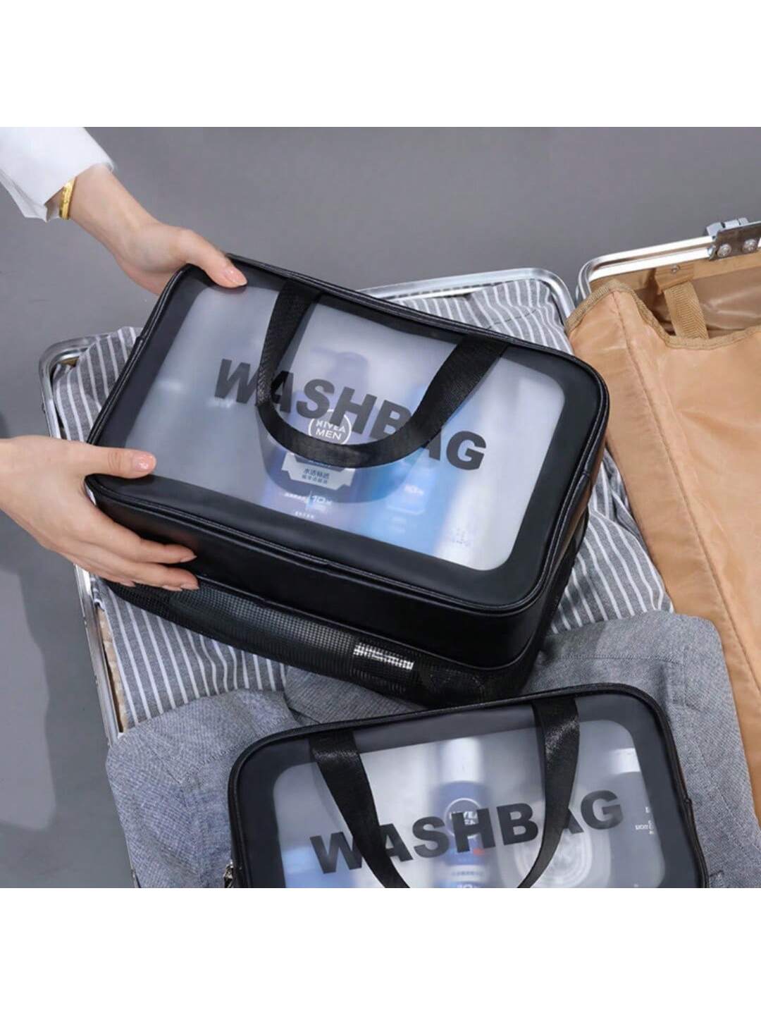 Schwarze CarryNest Washbag im Koffer